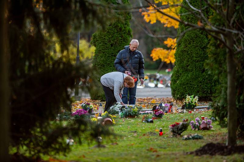 Na památku zesnulých lidé zapalují svíčky, 31. října 2021. Ústřední hřbitov Slezská Ostrava.