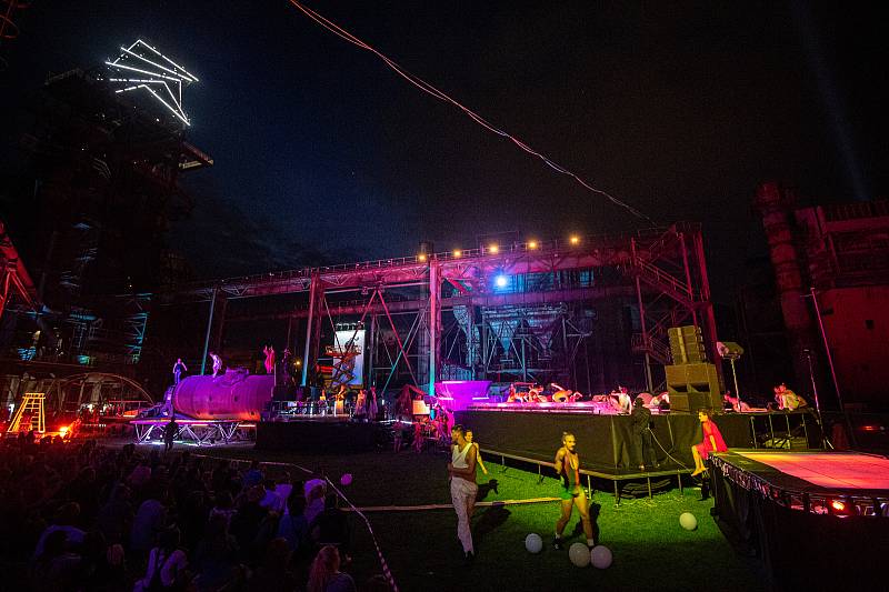 Vystoupení Cirku La Putyka, kterým začal komorní hudební festival NeFestival, 15. července 2020 v Ostravě.