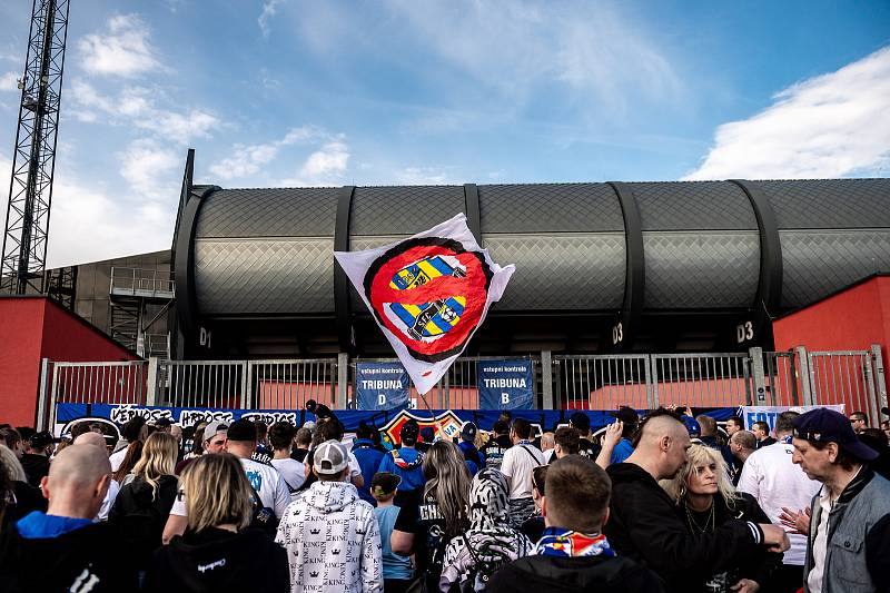 Utkání 26. kolo první fotbalové ligy: FC Baník Ostrava – SFC Opava, 10. dubna 2021 v Ostravě. Fanoušci FC Baník Ostrava před Městským stadionem Vítkovice.