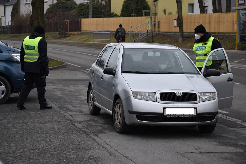 Jedno z policejních stanovišť se nacházelo v Děhylově na Opavsku na rozmezí Opavska a Ostravska. Hlídky kontrolovaly vozidla v obou směrech.