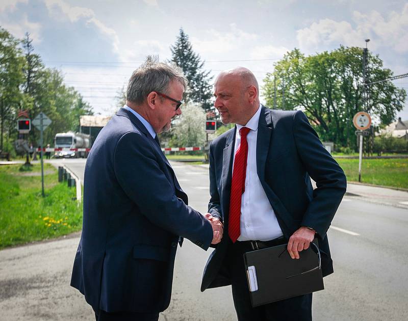 Návštěva Vlády ČR v Moravskoslezském kraji 24. dubna 2018. Ministr Dan Ťok navštívil Studénku na místě železničního přejezdu.