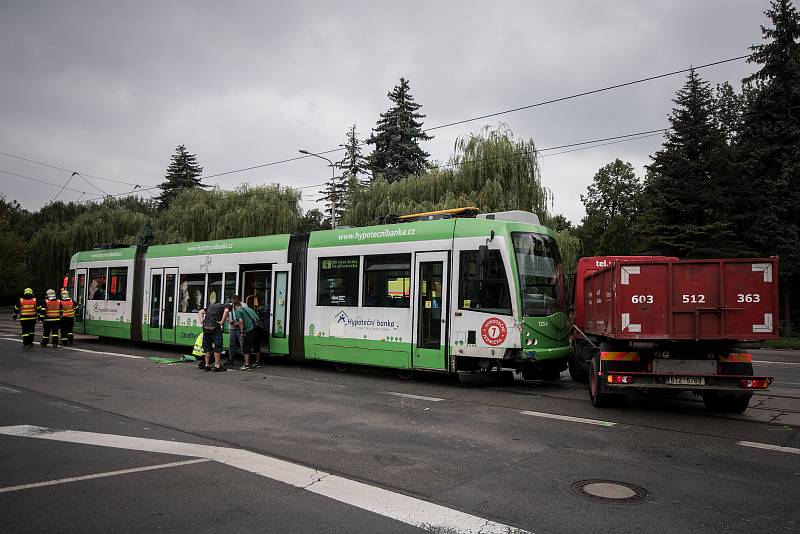 Nehoda tramvaje a nákladního automobilu na ulici 28. října ve čtvrtek 17. srpna 2017.