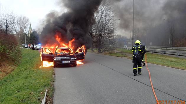 Zásah hasičů u požáru BMW na nájezdu na Místeckou.