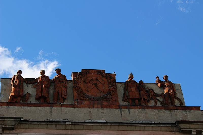 Detail terakotového reliéfu Václava Šantrůčka na Oblouku v Ostravě-Porubě, který bude zrestaurován. 