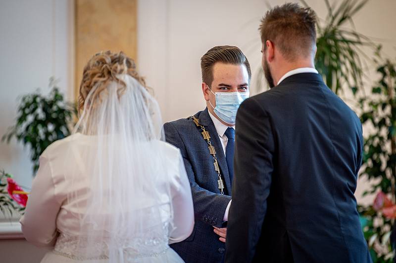 První svatba na Slezské radnici po uvolnění opatření k zamezení šíření koronaviru, 25. dubna 2020 v Ostravě. Novomanželé Martin a Tereza Kaplanovi.
