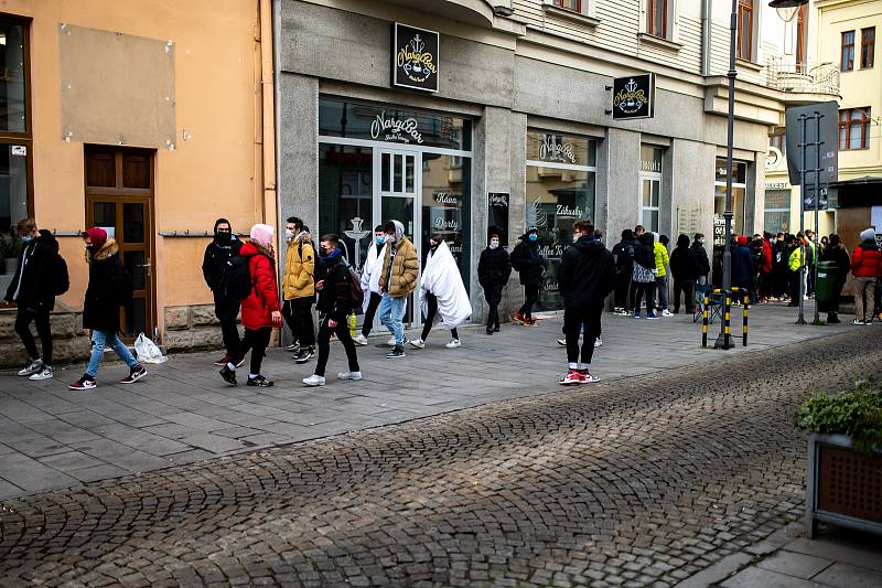 Zákazníci čekali na prodej limitované edice bot Nike Air Jordan 1 Retro High OG před prodejnou Queens na Stodolní ulici v Ostravě. Někteří čekali před obchodem s peřinami a židlemi přes noc. Do prodeje šlo pouze 20 kusů.