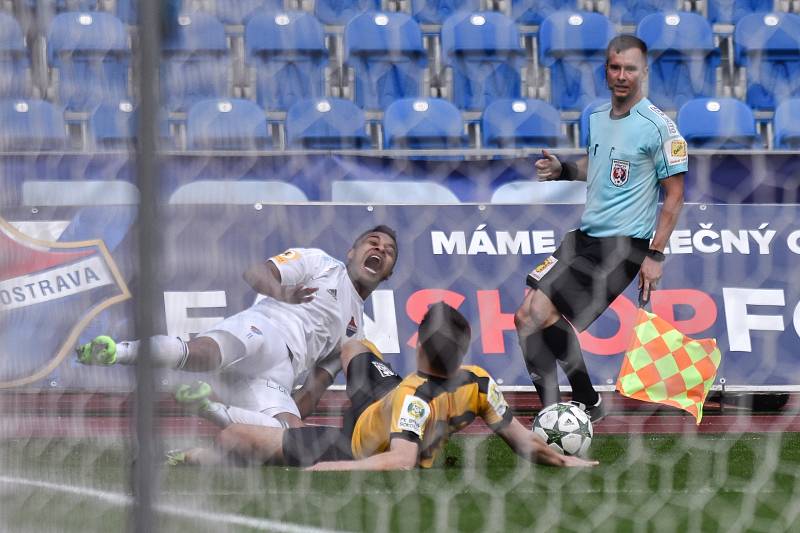 Utkání 28. kola druhé fotbalové ligy (Fortuna národní liga): Baník Ostrava vs. Baník Sokolov, 13. května v Ostravě. Dyjan Carlos De Azevedo a Dobrotka Martin.