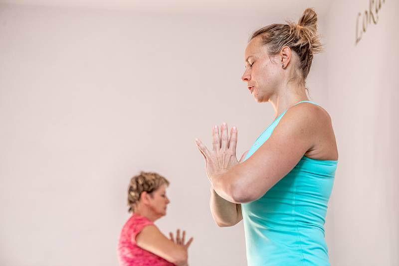 Shanti Yoga Studio, lekce jógy pod vedením lektorky Daniely Bártové, 14.10.2019 v Ostravě. Na snímku lektorka jógy Daniela Bártová.