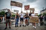 Lidé na Masarykově náměstí protestem vyjadřují nesouhlas s postupem vlády a Krajské hygienické stanice (KHS) v Ostravě, 20. července 2020 v Ostravě.