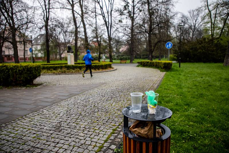 Nepořádek v Komenského sadech v sobotu ráno 1. května 2021 v Ostravě.