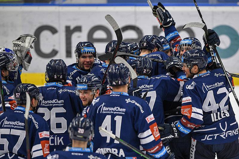 Utkání předkola play off hokejové extraligy - 5. zápas: HC Vítkovice Ridera - HC Olomouc, 17. března 2022 v Ostravě. Tým Vítkovic oslavuje výhru.