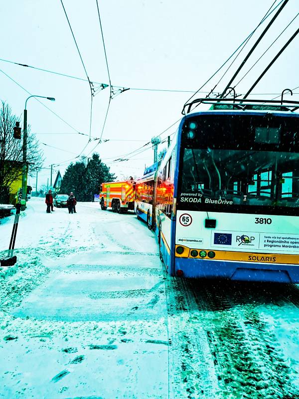 Trolejbusu v Ostravě pomohla cisternová stříkačka Tatra.