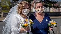 První svatba na Slezské radnici po uvolnění opatření k zamezení šíření koronaviru, 25. dubna 2020 v Ostravě. Novomanželé Martin a Tereza Kaplanovi.