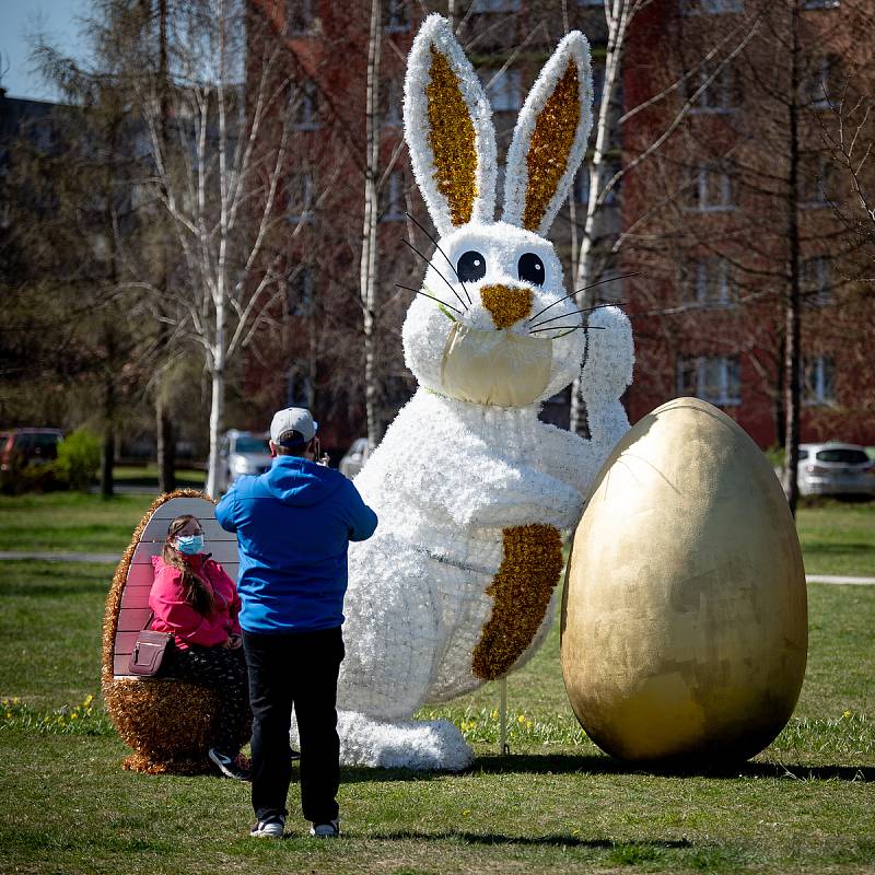 Velikonoční zajíc s rouškou u kruhovém objezdu v městské části Ostrava-Jih, 2. dubna 2020.