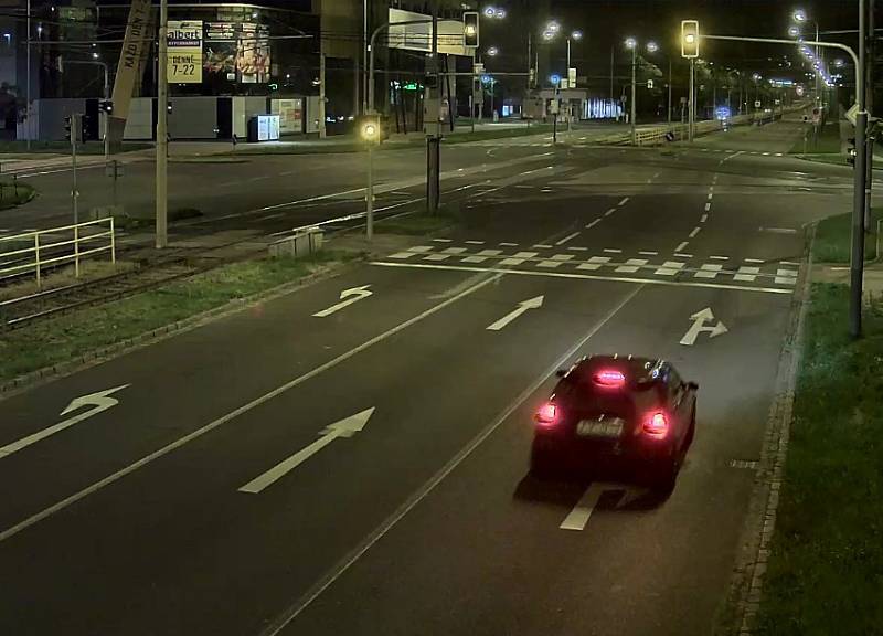 Policisté pátrají po vozidle, z něhož podezřelý muž vystoupil (zachycené různými kamerami na různých místech Ostravy).
