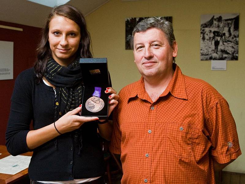 Plavkyně Barbora Závadová a šéftrenér KPS Ostrava Vítězslav Hartmann s bronzovou medailí z Olympiády mládeže.