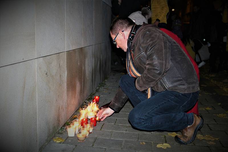 Připomínka Mezinárodního dne studentstva a Dne boje za svobodu a demokracii v podání studentů Ostravské univerzity, Ostrava, 17. 11. 2021.