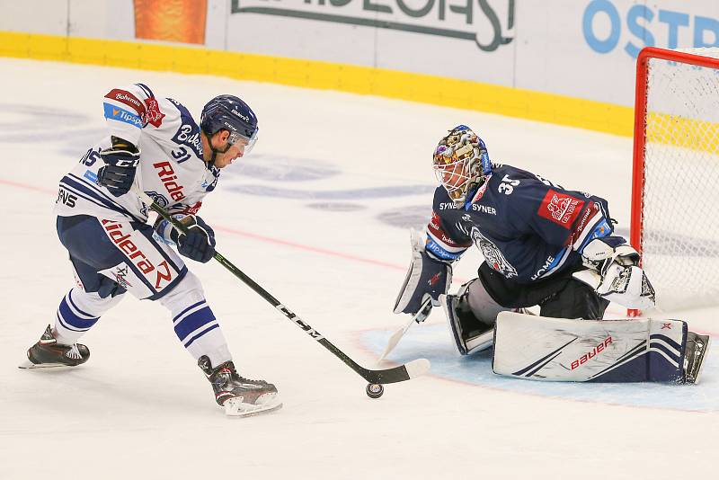 Utkání 3. kola hokejové extraligy: HC Vítkovice Ridera - Bílí Tygři Liberec, 20. září 2019 v Ostravě. Zleva Dominik Lakatoš z Vítkovic a brankář Liberce Justin Peters.