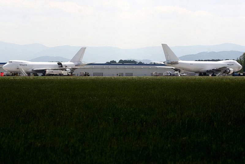 Na letišti v Mošnově se ve středu sešly dva nákladní letouny Boeing 747 zvané Jumbo Jet společnosti Kalitta Air. V minulých dnech byly v Mošnově k vidění obří nákladní Ruslany. Několik hodin dokonce opět hned dva najednou. 