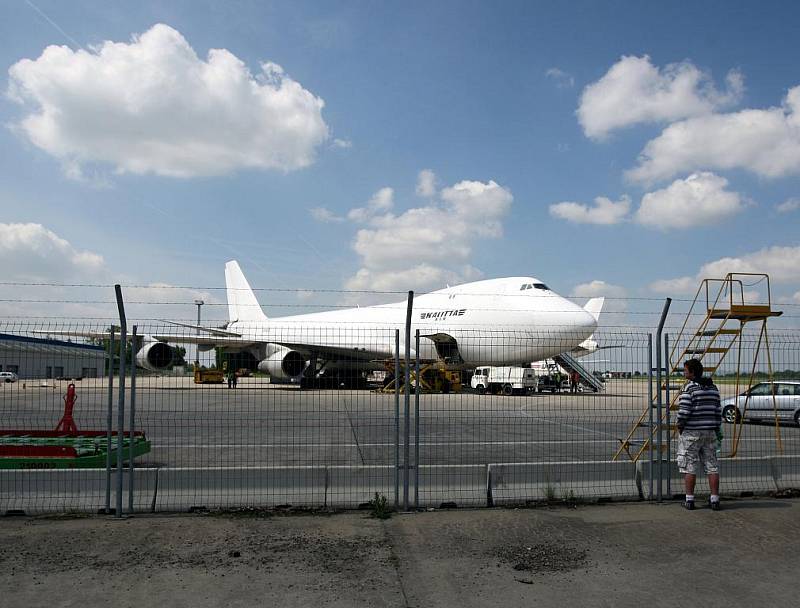 Na letišti v Mošnově se ve středu sešly dva nákladní letouny Boeing 747 zvané Jumbo Jet společnosti Kalitta Air. V minulých dnech byly v Mošnově k vidění obří nákladní Ruslany. Několik hodin dokonce opět hned dva najednou. 