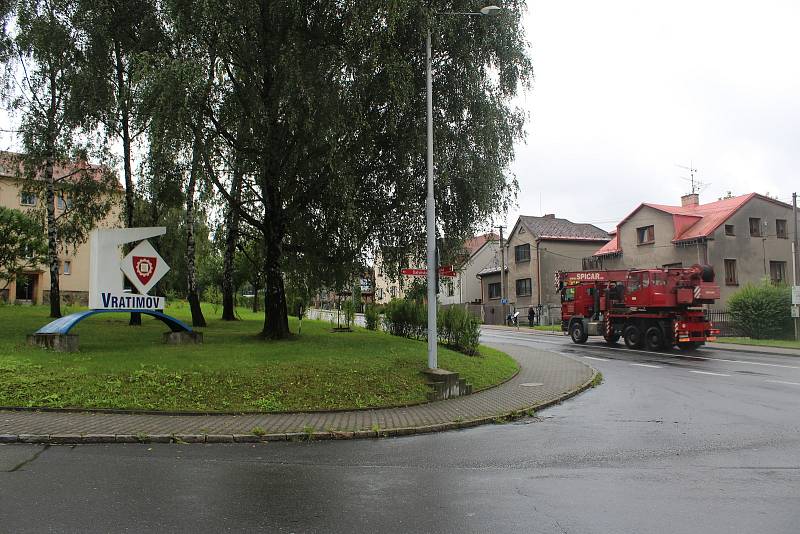 Frekventovaná křižovatka u městského úřadu, kde se počítá s vybudováním kruhového objezdu.