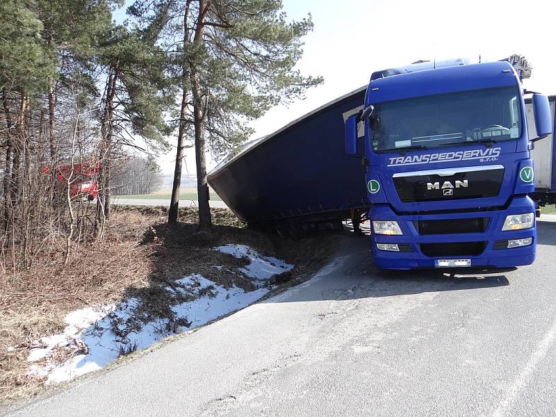 Nehoda kamionu na silnici mezi Velkou Polomí a Horní Lhotou.