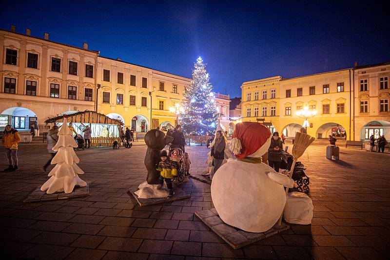 Vánoční strom v Novém Jičíně na Masarykově náměstí, 8. prosince 2020.