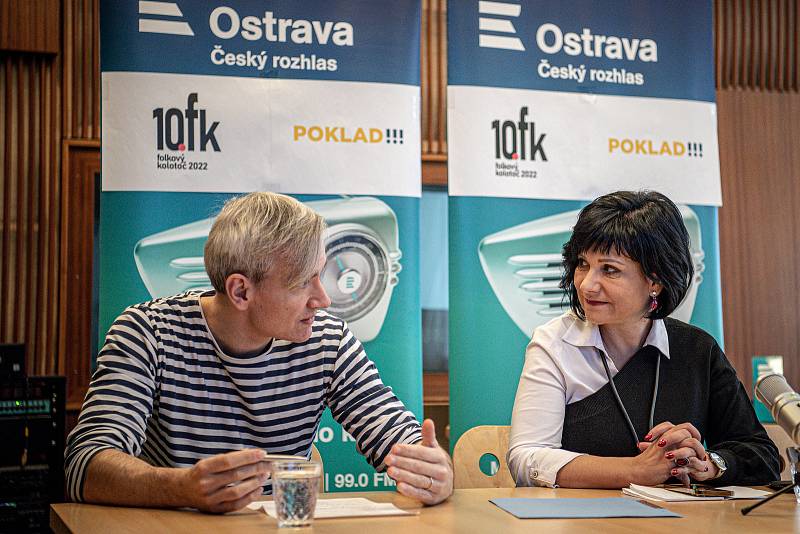 Tisková konference k Folkovému kolotoči, 9. února 2022 v Ostravě. Jan Žamboch (skupina Žamboši) a Darina Daňková (jednatelka Akord & Poklad).