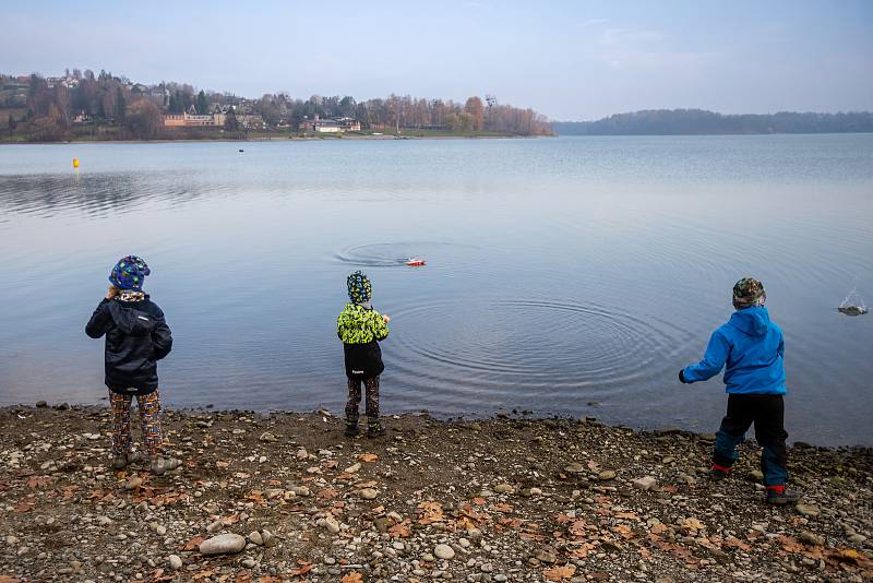 Charitativní plavecká akce Kamilovy míle, kterou uspořádal spolek plavců Zimní koupelníci, 13. listopadu 2021, Žermanická přehrada.