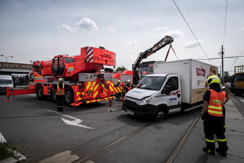 Nehoda tramvaje a nákladního automobilu v Ostravě-Martinově.