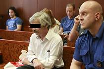 Jiří L. (na snímku z jednání u Krajského soudu v Ostravě v roce 2016) byl za pokus o vraždu jateční pistolí odsouzen k osmnácti rokům vězení.