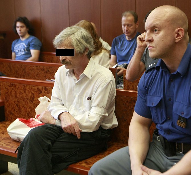 Jiří L. (na snímku z jednání u Krajského soudu v Ostravě v roce 2016) byl za pokus o vraždu jateční pistolí odsouzen k osmnácti rokům vězení.