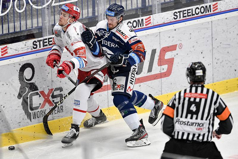 Utkání 16. kola hokejové extraligy: HC Vítkovice Ridera - HC Oceláři Třinec, 15. února 2021 v Ostravě. (zleva) Martin Gernát z Třince a Alexandre Mallet z Vítkovic.