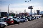 Parkoviště u supermarketů a obchodních center na Moravě a ve Slezsku. Archivní snímek.