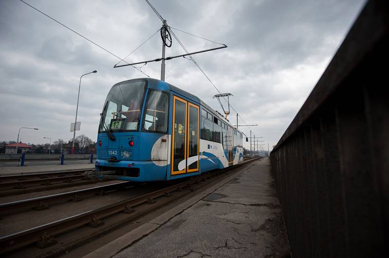 Plzeňské mosty. Tramvajovou dopravu zde na pět a půl měsíce nahradí autobusy, tramvaje pojedou odklonem.