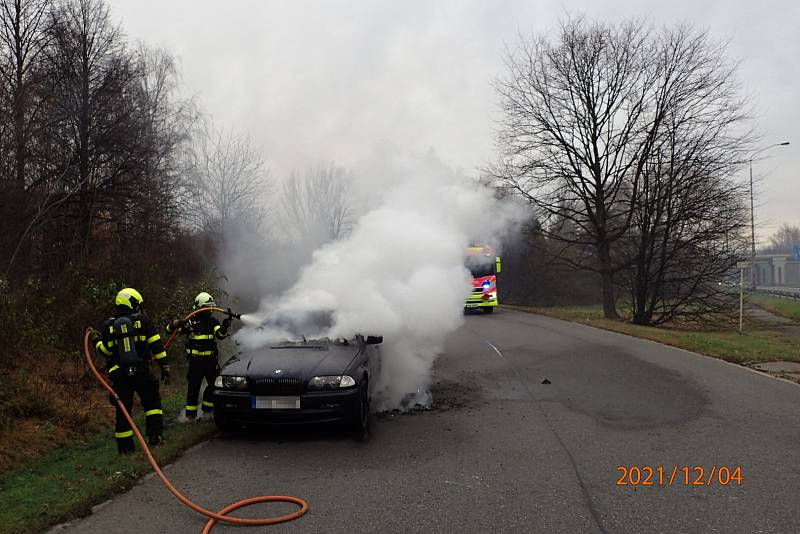 Zásah hasičů u požáru BMW na nájezdu na Místeckou.