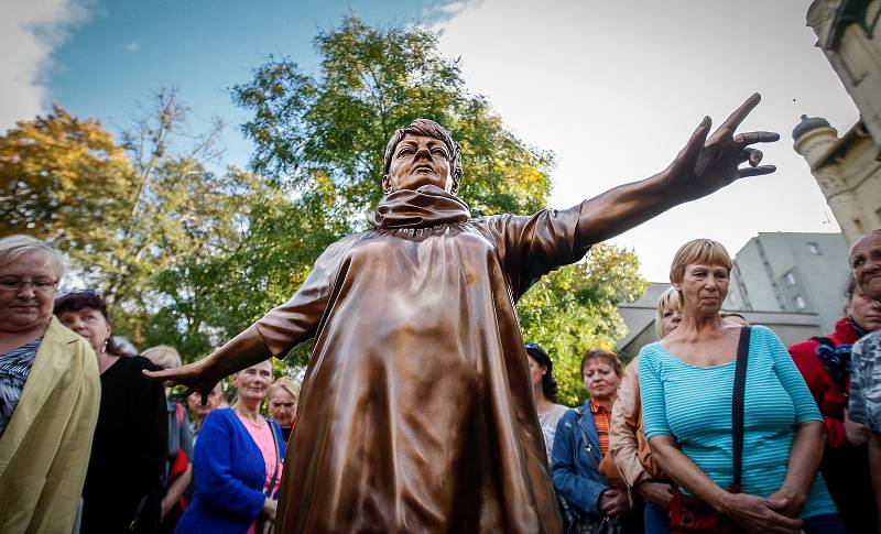 Sochař David Moješčík vytvořil sochu Věry Špinarové která stojí v Husově sadu.