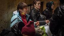Noční vlakové spoje přivážejí ukrajinské válečné uprchlíky na nádraží, 18. března 2022 v Bohumíně. (vlevo) paní Světlana.