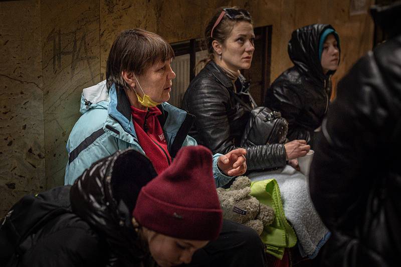 Noční vlakové spoje přivážejí ukrajinské válečné uprchlíky na nádraží, 18. března 2022 v Bohumíně. (vlevo) paní Světlana.