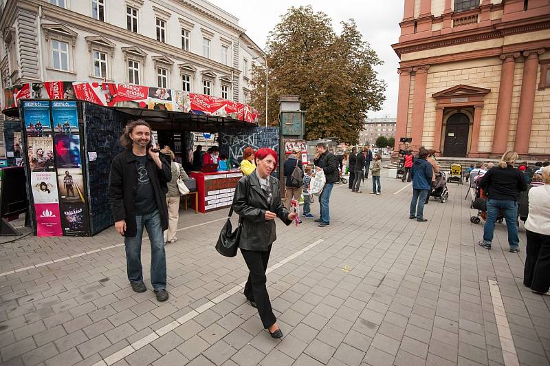 Zahájení divadelní sezóny na náměstí Msgre. Šrámka v Ostravě.