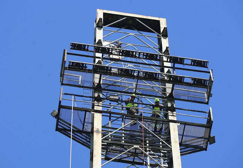  Ostravská demoliční a stavební firma DAV se ve středu pustila do strhávání čtyř stožárů na stadionu Bazaly.