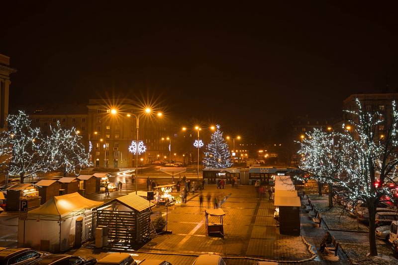 Ostrava-Poruba má svůj vánoční strom na Hlavní třídě na středovém pásu naproti Alšova náměstí. Snímky zaslala Pavlína Nováčková.