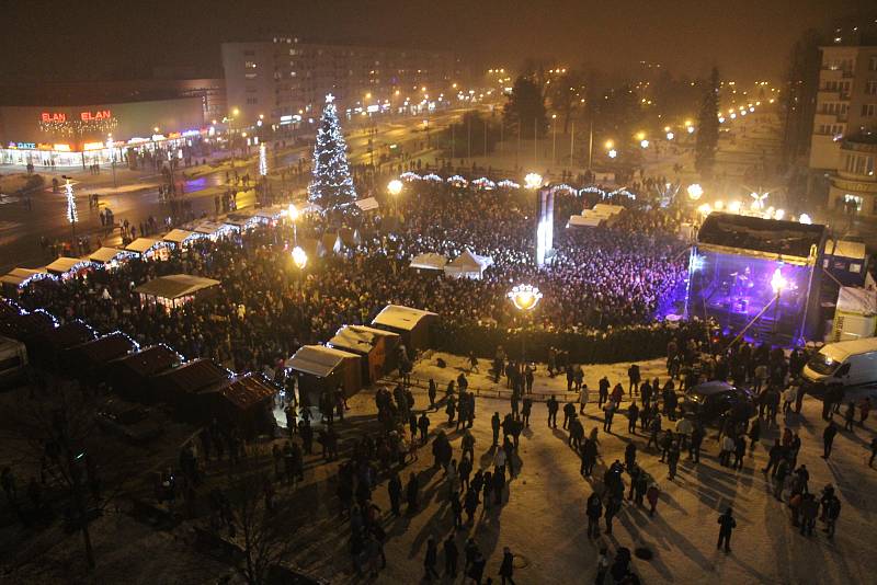 Skupina No Name vystoupila na konci loňského roku také v Havířově, kde rozsvítila vánoční strom.