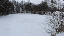 V Ostravě zůstávají zamrzlé plochy pod sněhem. Na snímku rybník v Polance nad Odrou.