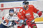 Předkolo play off hokejové extraligy - 4. zápas: HC Olomouc - HC Vítkovice Ridera, 15. března 2022 v Olomouci. (zleva) Rastislav Dej z Vítkovic a David Škůrek z Olomouce.