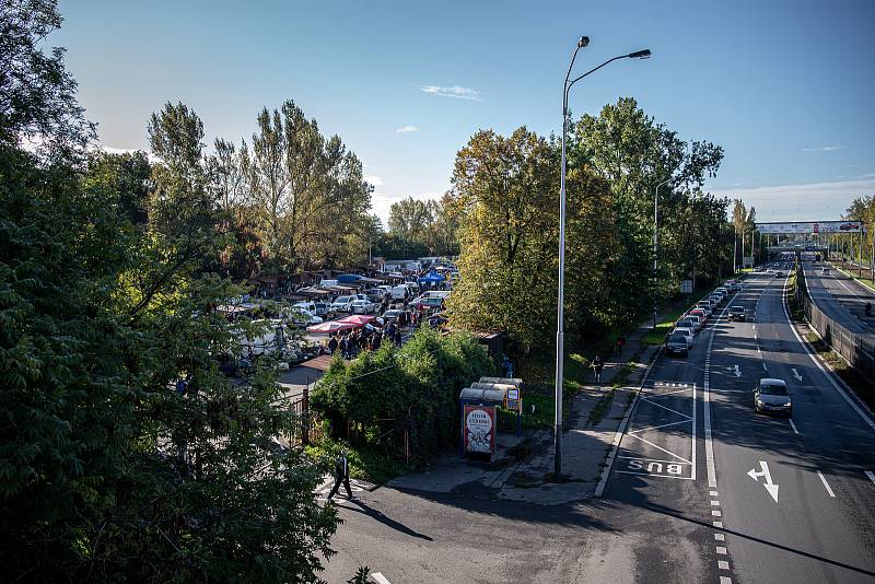 Pravidelná autoburza + bleší trh na Místecké ulici, 2. října 2022, Ostrava.