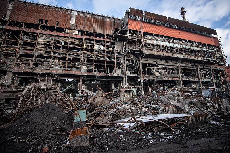 V areálu Vítkovice Steel probíhá demolice uzavřené ocelárny, 26. ledna 2021 v Ostravě.