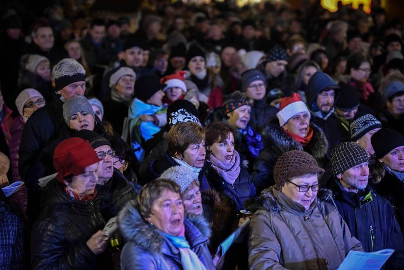 Akce Deníku Česko zpívá koledy na Masarykově náměstí v Ostravě, středa 12. prosince 2018.