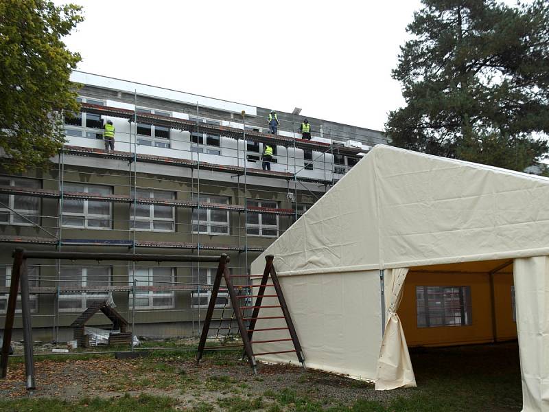 Druhé patro v rekonstruovaném pavilonu šenovské školy zdaleka není hotovo, byť už dovnitř neprší. Vpravo stojí party stan, který využívala družina. 