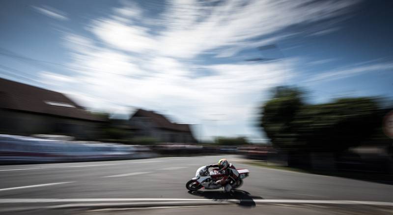 Motocyklové závody na ostravském přírodním okruhu Františka Bartoše. 